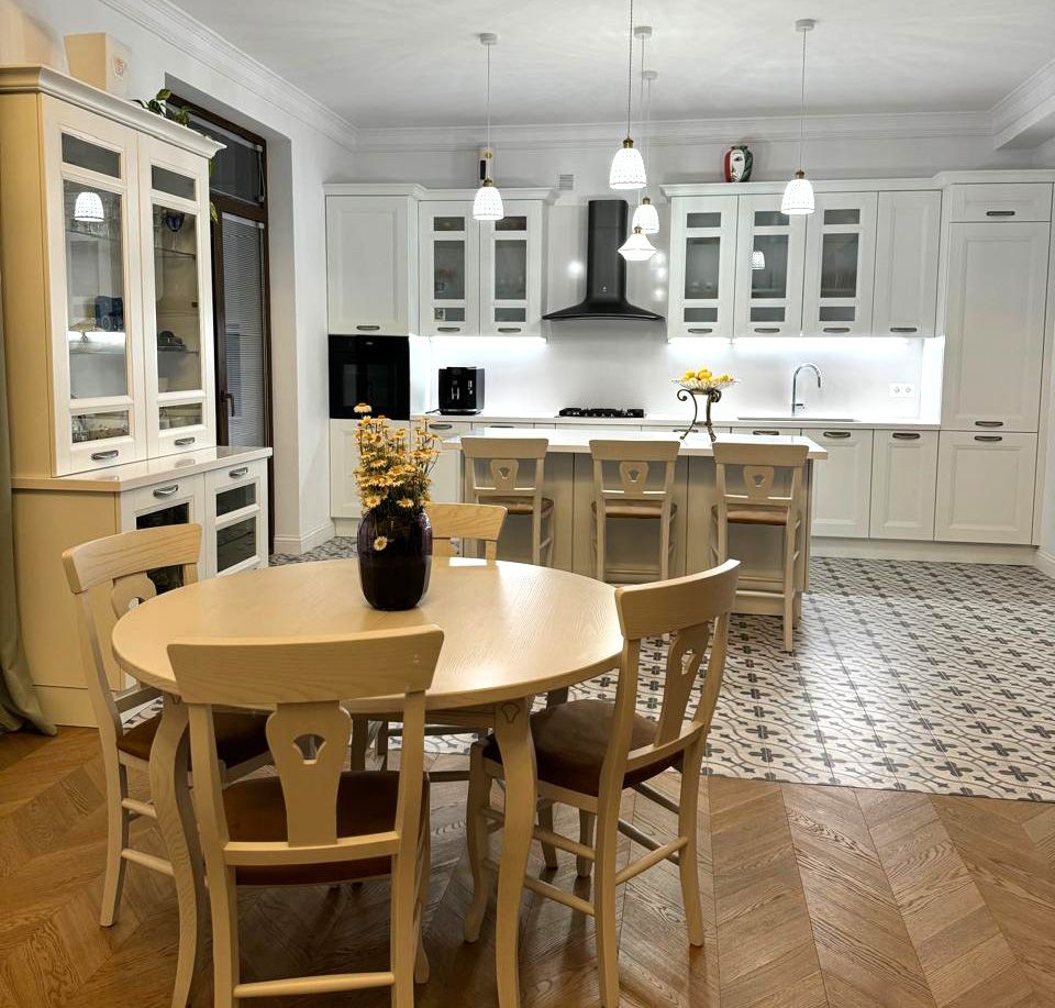 Kitchen by Arredo3, table and chairs by Stosa